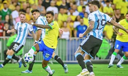 Disputa de bola em Brasil x Argentina