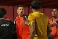 Jogadores do mesmo time trocam socos no banco de reservas