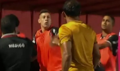 Jogadores do mesmo time trocam socos no banco de reservas