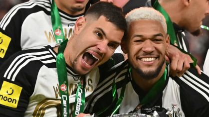 Bruno Guimarães comemora título da Copa da Liga Inglesa