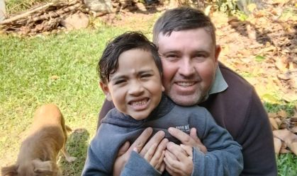 Menino jogado de ponte pelo pai é enterrado no RS