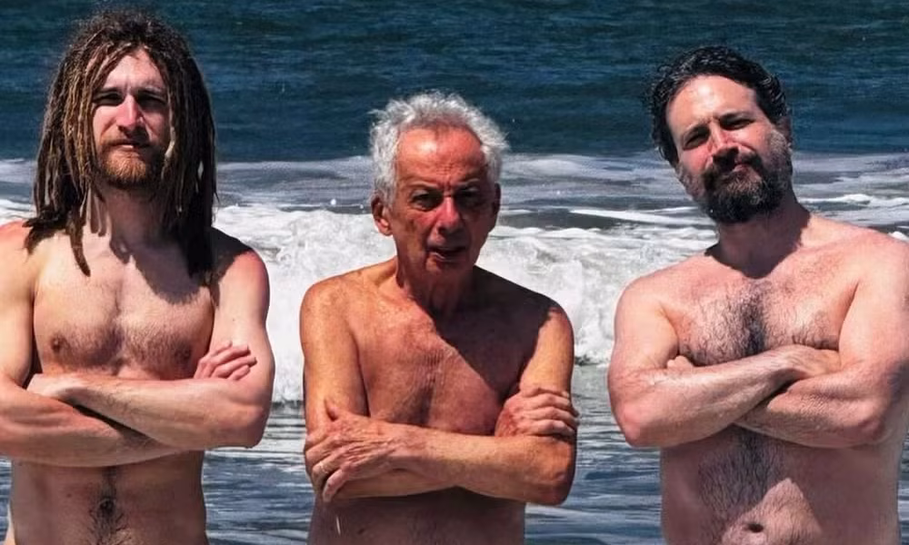 Caco Ciocler posa com o pai e filho na praia: “três gerações ao sol”