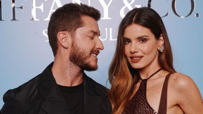 Camila Queiroz e Klebber Toledo prestigiam evento em SP