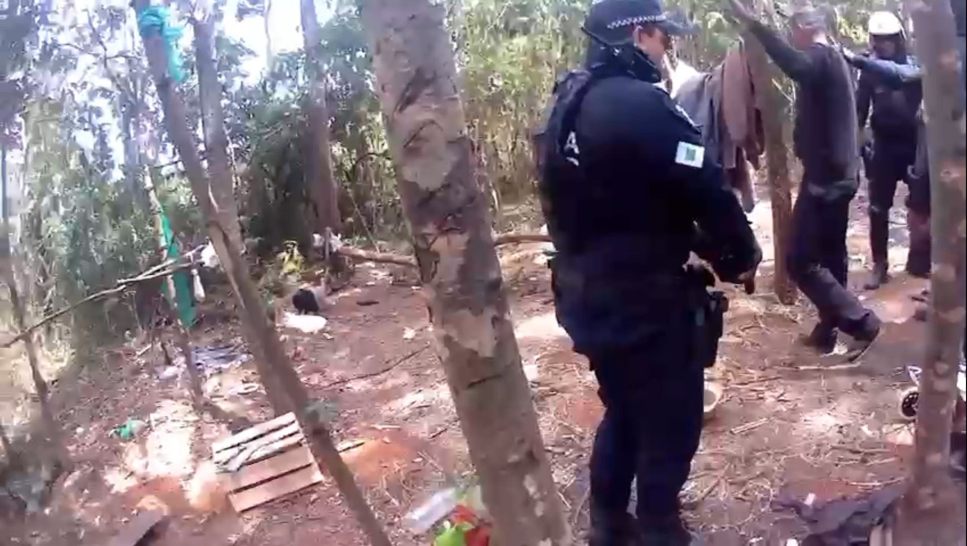 Momento em que o suspeito de violência doméstico é preso pela PM no DF
