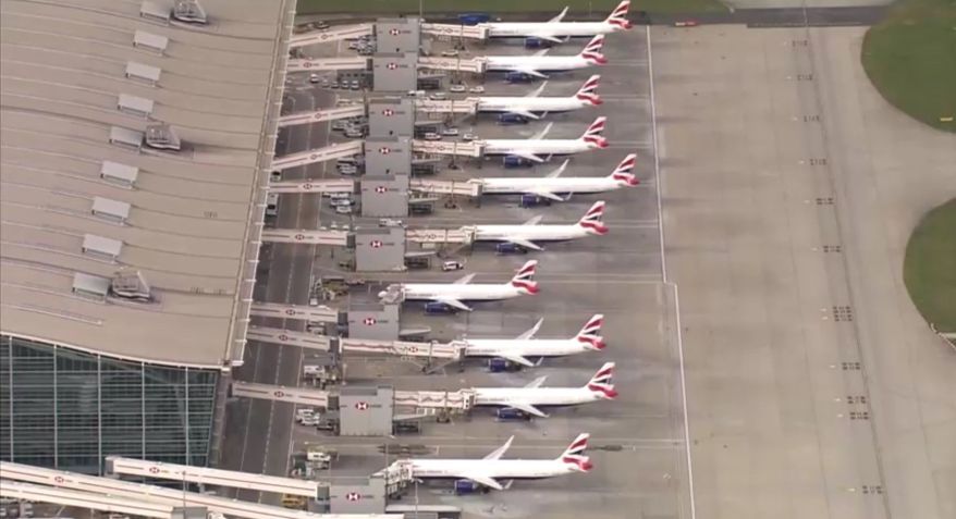 Aviões parados no aeroporto de Heathrow, em Londres • Reuters