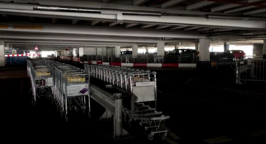 Aeroporto de Heathrow, em Londres, ficou no escuro após incêndio nas proximidades do terminal • Reuters