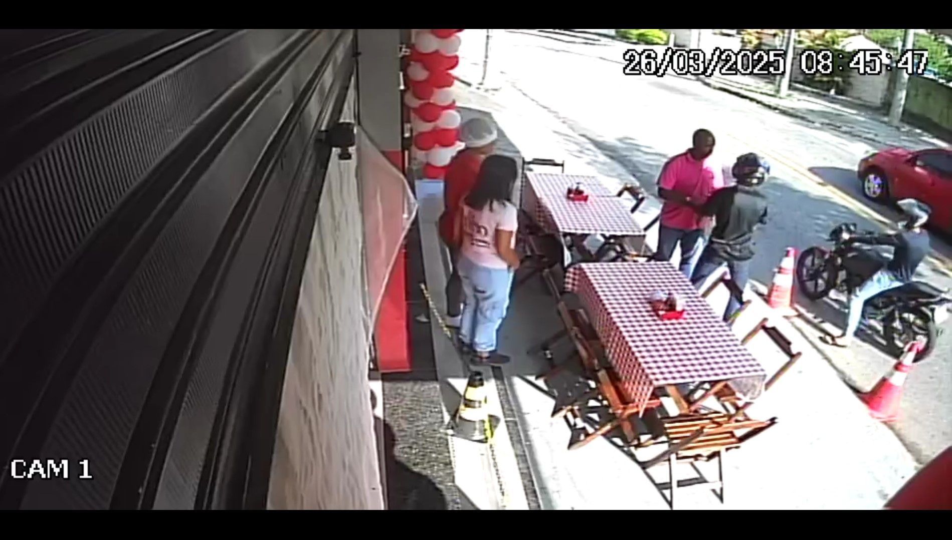 Momento em que os assaltantes rendem as vítimas em restaurante na zona oeste do Rio de Janeiro