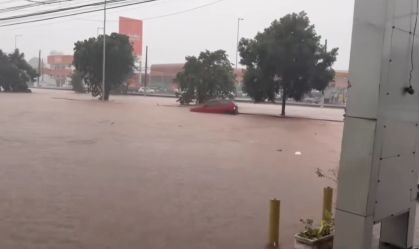 Carro é arrastado pela água durante enchente em Santo André (SP)