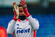 Goleiro Carlos Miguel comemora classificação à semi da Copa da Inglaterra