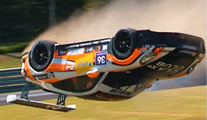 Carro capota várias vezes em acidente na Porsche Cup