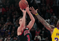 NBA: cesta do meio da quadra sobre Lebron James dá vitória aos Bulls; veja