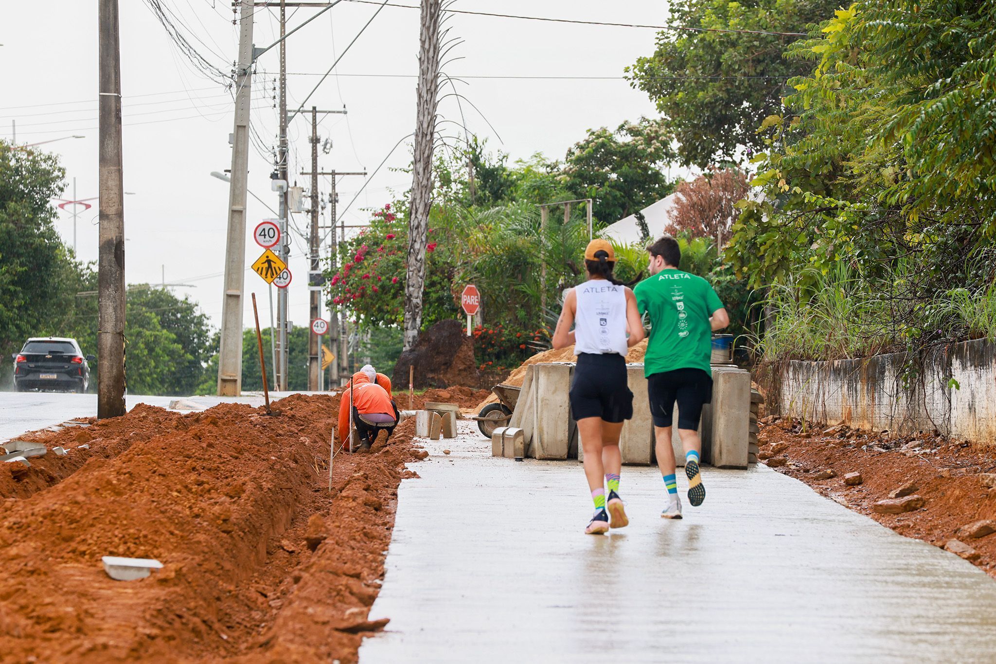 Construção de ciclovia e pista de caminhada na parte externa d