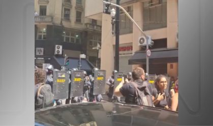 PM e manifestantes entram em confronto em ato contra leilão da CPTM em SP