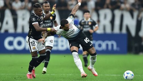 Memphis durante disputa de bola em Corinthians x Barcelona pela Libertadores