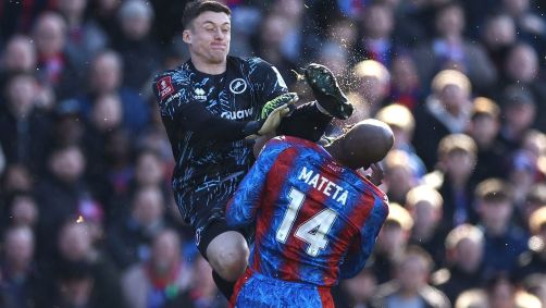 Mateta, do Crystal Palace, foi hospitalizado após lance envolvendo o goleiro Liam Roberts, do Millwall