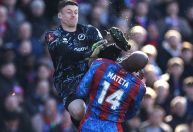 Goleiro que agrediu atacante com voadora é suspenso na Inglaterra