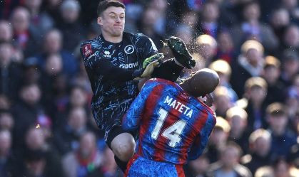 Mateta, do Crystal Palace, foi hospitalizado após lance envolvendo o goleiro Liam Roberts, do Millwall
