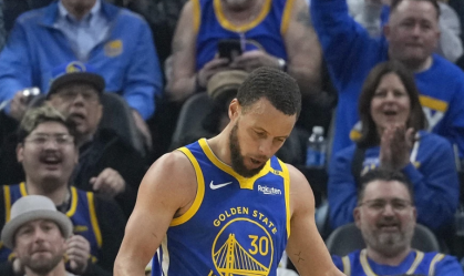 NBA: Curry volta a enterrar após seis anos; veja lance