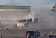 EUA: Avião da American Airlines pega fogo em aeroporto em Denver