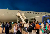 Voo com mais 135 brasileiros deportados chegam ao Brasil neste sábado (15)