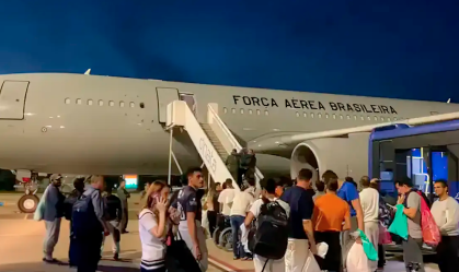 Voo com mais 135 brasileiros deportados chegam ao Brasil neste sábado (15)