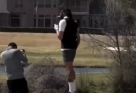 NBA: Lesionado, Anthony Davis é flagrado fumando e jogando golfe