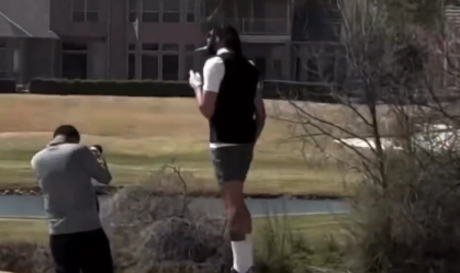 Davis é flagrado fumando e jogando golfe