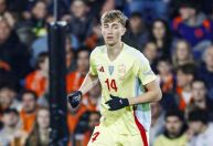 Saiba por que zagueiro da Espanha foi alvo de vaias contra a Holanda