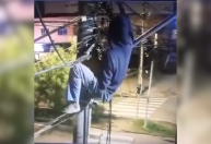 Vídeo: homem é pego em flagrante furtando fiação elétrica em SP