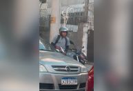 Vídeo: Criminoso assalta motorista e foge após cerco policial no Rio