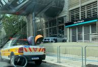 BMW desliza na pista e vai parar em frente à estação Vila Olímpia em SP