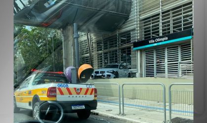 BMW desliza na pista e vai parar em frente à estação Vila Olímpia em SP