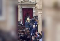 Argentina: Em dia de protesto, parlamentares trocam agressões na Câmara