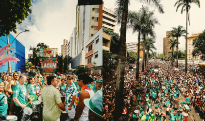 Beijaço coletivo de 40 mil pessoas: bloco de BH tenta recorde mundial