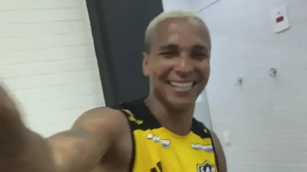 Deyverson se emociona em despedida do Galo