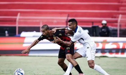 Disputa de bola entre Sport e Retrô na fase de classificação