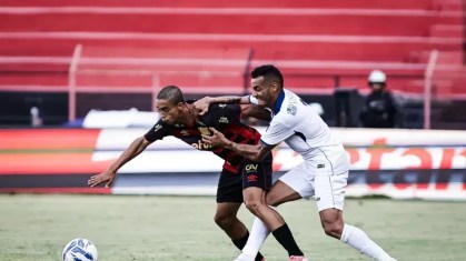 Disputa de bola entre Sport e Retrô na fase de classificação