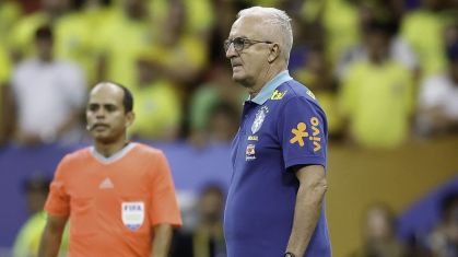 Dorival durante jogo da Seleção Brasileira