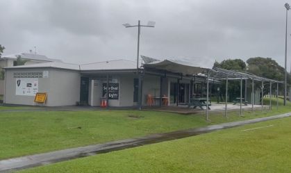 Ciclone Alfred atinge a costa da Austrália nesta quinta-feira (6)