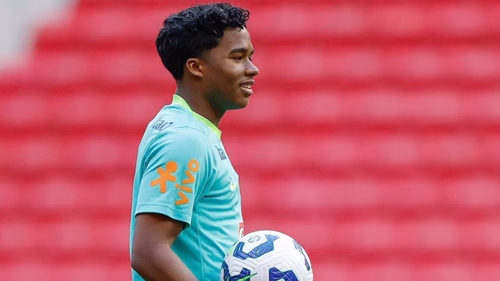 Endrick, do Real Madrid, durante treino da Seleção Brasileira