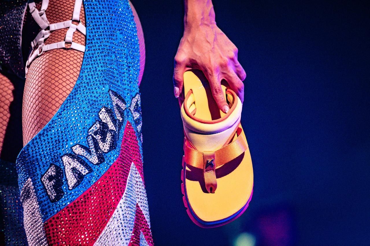 Anitta lança segunda coleção de chinelos inspirados em biquíni à mostra • Divulgação/Açaí