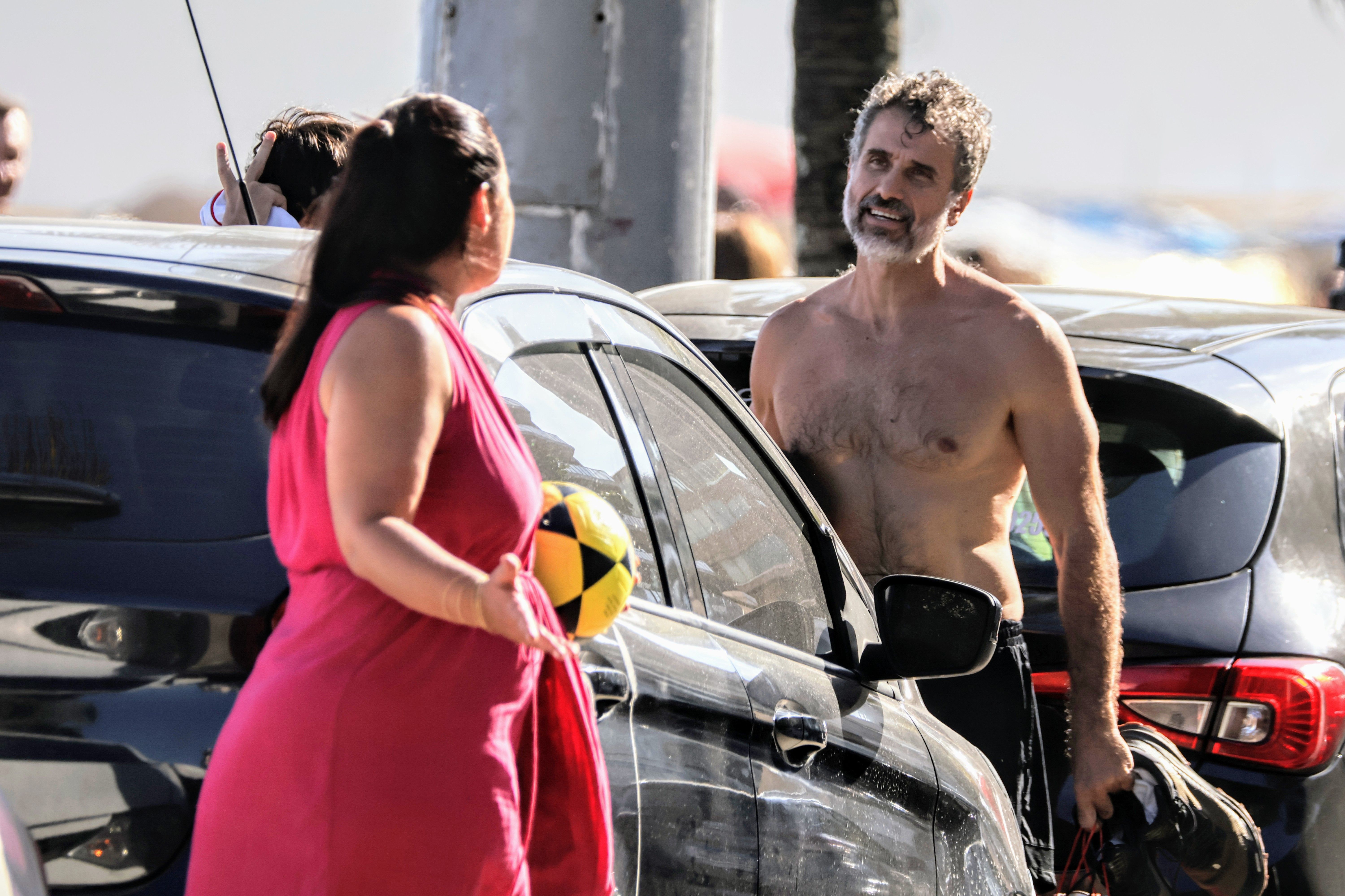 Ator curtiu a praia com a família após o final das gravações de "Mania de Você" • Dan Delmiro/Agnews