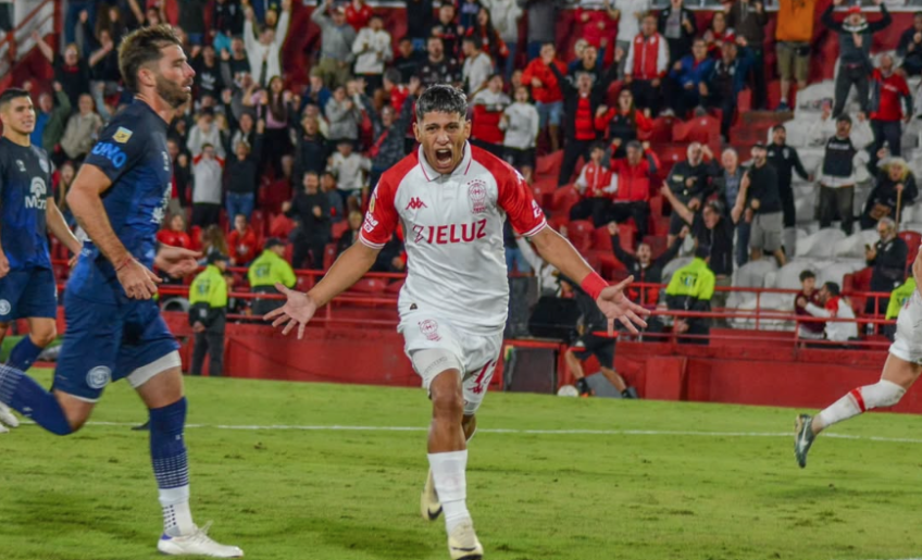 Eric Ramírez comemorando gol pelo Huracán • Foto: Divulgação/Huracán