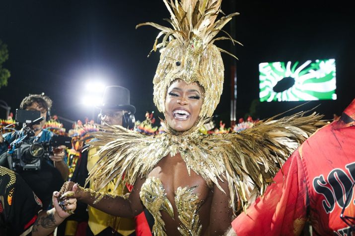 Érika Januza chega para o desfile da Viradouro • Anna Giullia/AgNews