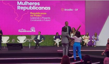 Mulher interrompe evento do Republicanos e cobra Hugo sobre anistia do 8/1