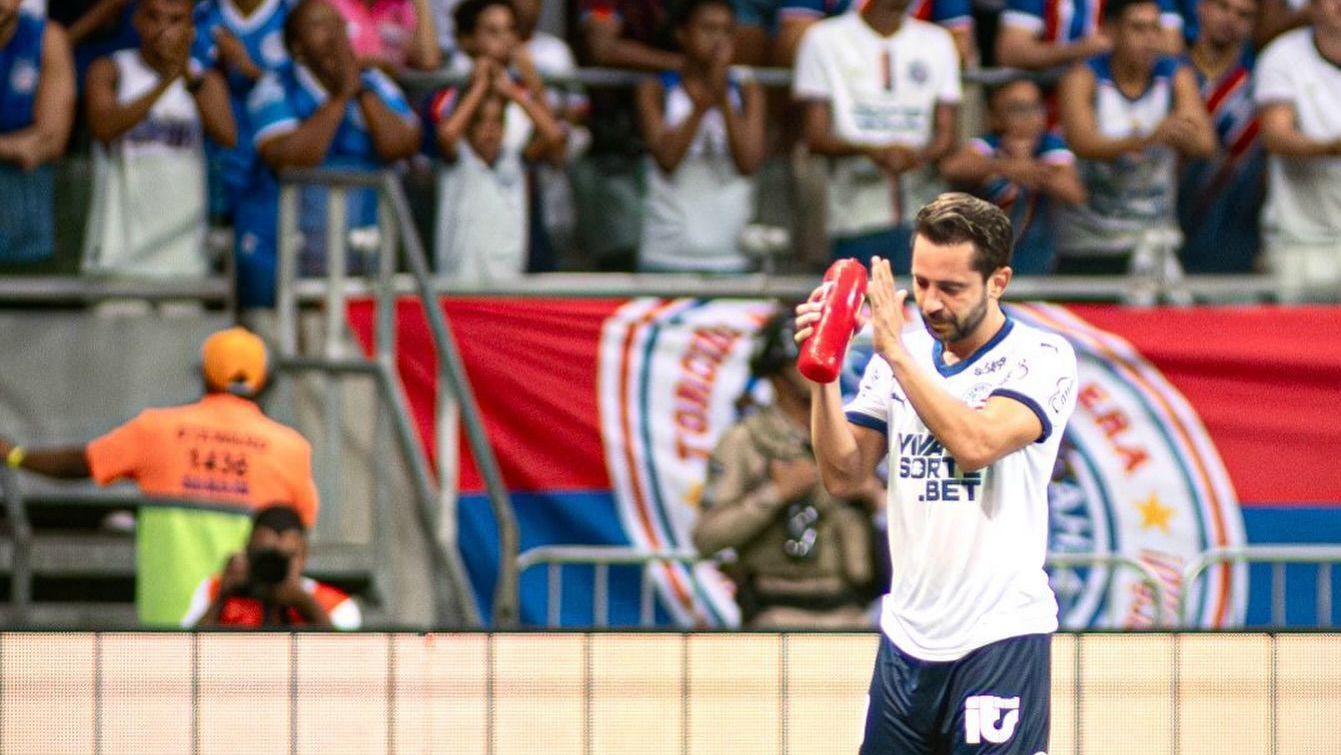 Everton Ribeiro se desculpou após expulsão em partida do Bahia