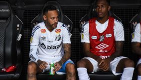 Neymar do Santos ficou no banco durante a semifinal do pau