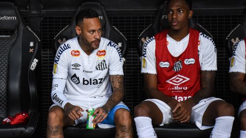 Neymar do Santos ficou no banco durante a semifinal do pau