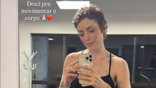 Fabiana Justus treinando na academia. Ela é branca, tem o cabelo curto e castanho. Ela está vestindo uma regata preta.
