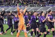 Torcida da Fiorentina usa palavrão em mosaico contra a Juventus; veja